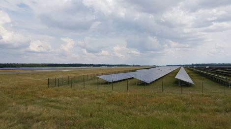 Die Landebahn des Flugplatzes Neuhardenberg inmitten von Solarmodulen, Foto: Antenne Brandenburg, Eva Kirchner-Rätsch