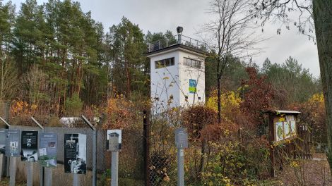 Der Grenzturm an der-ehemaligen deutsch-deutschen Grenze dient heute der Schutzgemeinschaft Deutscher Wald e.V. als Lehrstätte, Bild: Antenne Brandenburg/A.Heisi