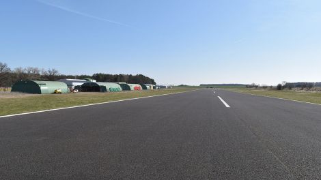 Der Flugplatz Fehrbellin ist offiziell ein Verkehrslandeplatz mit einer 900 Meter Start- und Landebahn im 7-Tage-Betrieb, Bild: Antenne Brandenburg/Björn Haase-Wendt