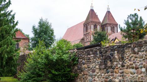 Türme der Kirche St. Nikolai mit der Stadtmauer, Bild: dpa/Soeren Stache