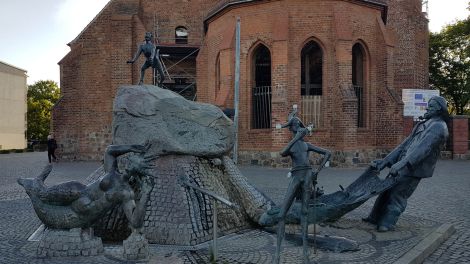 Der Marktbrunnen von Bildhauer Horst Engelhardt beschäftigt sich mit menschlichen Schwächen aber auch Themen der Stadtgeschichte, Bild: Antenne Brandenburg/Fred Pilarski