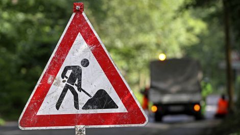 Warnschild Straßenarbeiten, Foto: Imago, stock&people