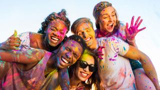 Junge Menschen feiern Holi-Fest, Foto: Colourbox