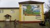 Eine Person läuft auf das Gebäude der Grundschule Rehfelde am 11.12.2023 im Regen zu.(Quelle:rbb)
