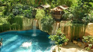 Wasserfall an der Abenteuerlodge, (c) Tropical Islands