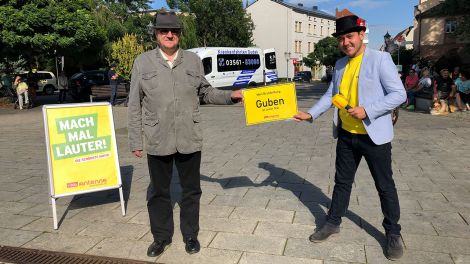 Starort Guben, Antenne-Reporter Christofer Hameister mit dem stellvertretenden Gubener Bürgermeister Uwe Schulz, Bild: Antenne Brandenburg