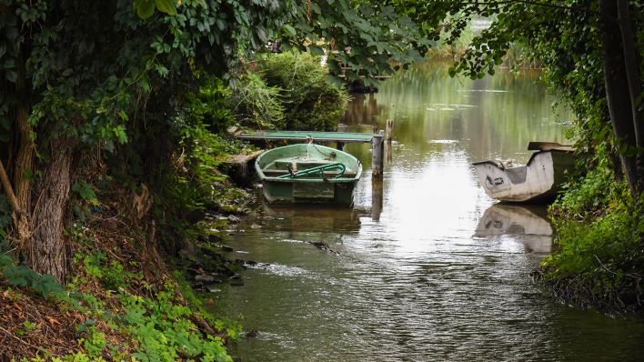 Buckow: Wasserlauf mit vertäutem Boot im Schatten alter Bäume, Foto: imago/Winfried Rothermel