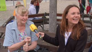 RoburTour in Angermünde: Moderatorin Stephanie Fiedler im Gespräch mit einer Hörerin, Bild: rbb