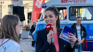 RoburTour in Bernau: Moderatorin Franziska Maushake im Gespräch mit einer Hörerin, Bild: Antenne Brandenburg / Janko Brett