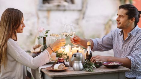 Ein Paar bei einem romantischen Abendessen, Bild: imago-images / Alberto Bogo