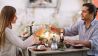Ein Paar bei einem romantischen Abendessen, Bild: imago-images / Alberto Bogo