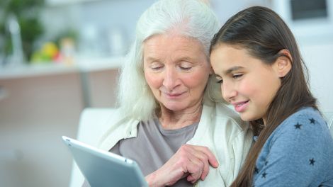 Großmutter und Enkelin mit einem Tablet, Bild: Colourbox