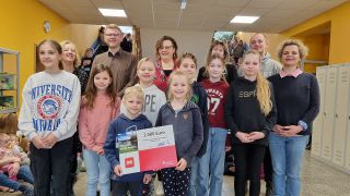 Lehrerin, Bürgermeister Gemeinde Rietz-Neuendorf Oliver Radzio, Vereinsvorsitzende Anne-Kathrin Hartmann, Doreen Schulz von der Sparkasse Oder-Spree, irgendein Lehrer und Schulleiterin Franziska Weise-Drogi, Bild: Antenne Brandenburg