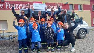 Wir halten zusammen: Scheckübergabe beim Feuerwehrverein Schönewalde e.V., Bild: Antenne Brandenburg/Daniel Mastow