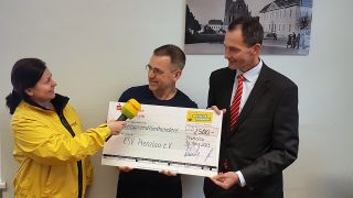 Scheckübergabe: v.l.n.r. Reporterin Sabine Kramm, Holger Daetz, Vereinsvorsitzender des ESV Prenzlau, Thorsten Weßels, Vorstand Sparkasse Uckermark, Bild: Antenne Brandenburg