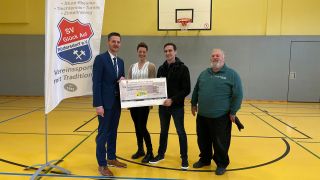 V. l. n. r.: Thomas Beutler (Vorstand Sparkasse Märkisch Oderland), Tina Solarek (Stellv. Vorstand), André Pechstein (Trainer und Abteilungsleiter Judo), Ulrich Knobel (Vorsitzender des SV Glück Auf Rüdersdorf), Foto: Antenne Brandenburg/Philipp Gerstner