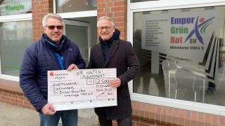Helge Reiter (r.) von der Sparkasse Prignitz übergibt den Spendencheck in Höhe von 2.500 Euro an Vereinschef Andreas Salweski vom SV Empor Grün/Rot Wittenberge 1990 e.V. , Bild: Antenne Brandenburg/Haase-Wendt
