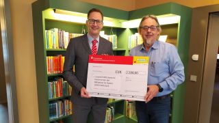 Roland Arndt (Vorsitzender der Wittstocker Lesewelt) und Daniel Hennig (Ostdeutschen Sparkassenverein), Foto: Antenne Brandenburg/Britta Streiter