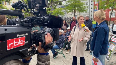 Sandra Perabo vom TGZ Prignitz berichtet, wie wichtig die Autobahn für künftige Wirtschaftsansiedlungen ist