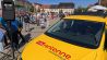 Antenne fällt auf mit seinem gelben Auto.