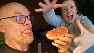 Marcus und Anneli mit einem verbotenen Mettbrötchen in der Fastenzeit, Bild: Antenne Brandenburg