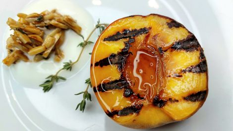 Saftiger Pfirsich mit Mandel-Karamell, Olafs Sommerküche