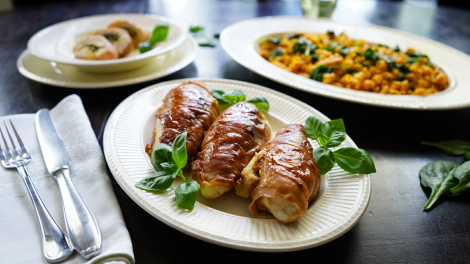 Gefüllte Hühnerbrust mit Spinat-Nudeln in Pesto-Sauce