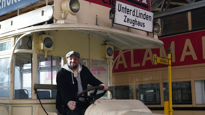 Antenne-Autoexperte Ulf Schulz im Auto- und Technikmuseum, Foto: Antenne Brandenburg/Matti Zachrau
