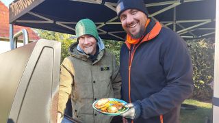 Morgenreporter Ivo bei Grillmeister Fabian Poreski in in Blankenfelde-Mahlow