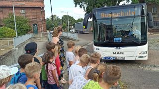 Grundschüler aus Breddin lernen bei der Busschule das richtige Verhalten im Bus und an der Haltestelle, Bild: rbb/Haase-Wendt