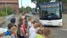 Grundschüler aus Breddin lernen bei der Busschule das richtige Verhalten im Bus und an der Haltestelle, Bild: rbb/Haase-Wendt