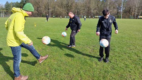 Antenne Morgenreporter Ivo Ziemann zu Besuch in der 1. Berlin-Brandenburgischen Fußballschule mit Hartmut Kiele und Lennart, Bild: Antenne Brandenburg / Ivo Ziemann