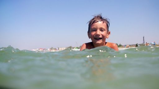 Badespaß: Junge schwimmt im Wasser, Bild: Colourbox