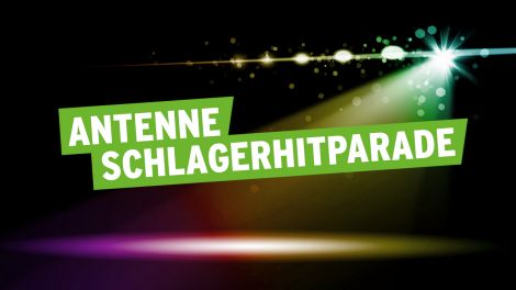 Bunter Lichtschein auf einer Bühne, Schriftzug Antenne Schlagerhitparade; Foto: Colourbox