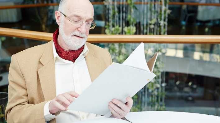 Älterer mann liest in einer Speisekarte im Restaurant, Foto: Colourbox.com