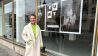 Künstlerin Paula Grün vor dem Ausstellungsfenster, Bild: Antenne Brandenburg/T. Knop