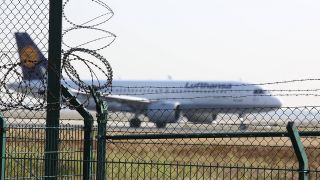 Flugzeug mit abgeschobenen Flüchtlingen startet, Bild: imago-images / Rene Traut