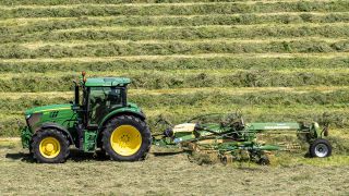 Heuernte, auf einer Wiese, Bild: imago-images / Jochen Tack