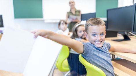 Verschiedene Schüler*innen sitzen im Klassenraum, Foto: IMAGO / Westend61