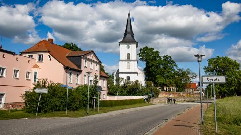 Die Dorfkirche in Dyrotz in Brandenburg, Bild: imago-images/Emmanuele Conti