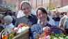 Junge Frauen in Tracht mit Blumenkörben auf dem Tulpenfest in Potsdam, Bild: imago-images/Gueffroy