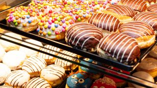 Verschiedene Pfannkuchen in der Auslage einer Bäckerei, Bild: imago-images/Gelhot