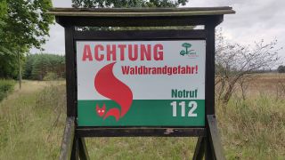 Schild mit Hinweis Achtung Waldbrandgefahr, Foto: IMAGO/dts Nachrichtenagentur