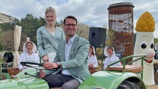 Spargelkönigin Maxi Hiemann bei der Spargelsaisoneröffnung auf dem Syringhof, Bild: Antenne Brandenburg / Marc-Anton Schmitt