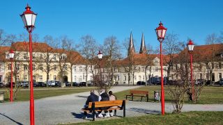 Die rot angestrichenen und nachts rot leuchtenden Laternen auf dem Braschplatz sorgen in Neuruppin für Diskussionen, Foto: rbb/Andreas Pötzl