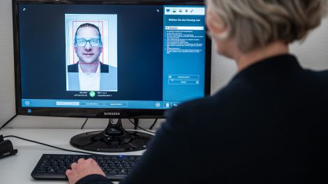 Die Fotografenmeisterin Elisabeth Harbecke arbeitet in dem von ihr geführten Photostudio Mengede in Mülheim an der Ruhr., Foto: www.imago-images.de, MartinxM
