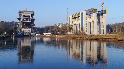 Das sich im Bau befindliche neue Schiffshebewerk (r) und das alte Hebewerk in Niederfinow, Bild: dpa/Patrick Pleul