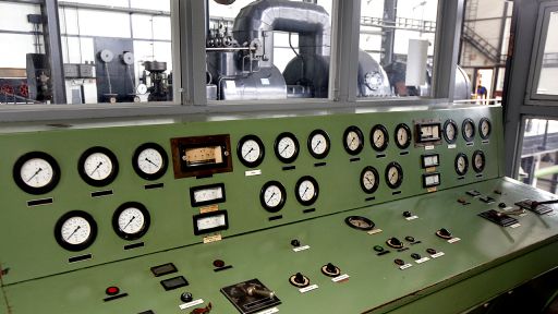 Generatorenleitstand im Kraftwerk Plessa bei Elsterwerda (Veranstaltungsort), Bild: dpa/Bernd Settnik