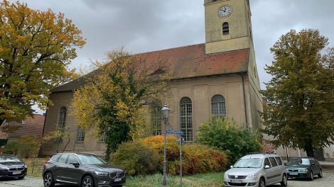 Die evangelische Kirche wurde 1820 eingeweiht. Der quadratische Turm mit Pyramidendach kam 1845 dazu, Bild: Antenne Brandenburg / Daniel Friedrich