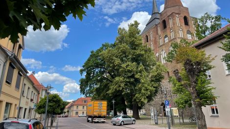 Die Stadtkirche Sankt Marien mit den beiden unterschiedlichen Türmen, Bild: Antenne Brandenburg / Claudia Stern